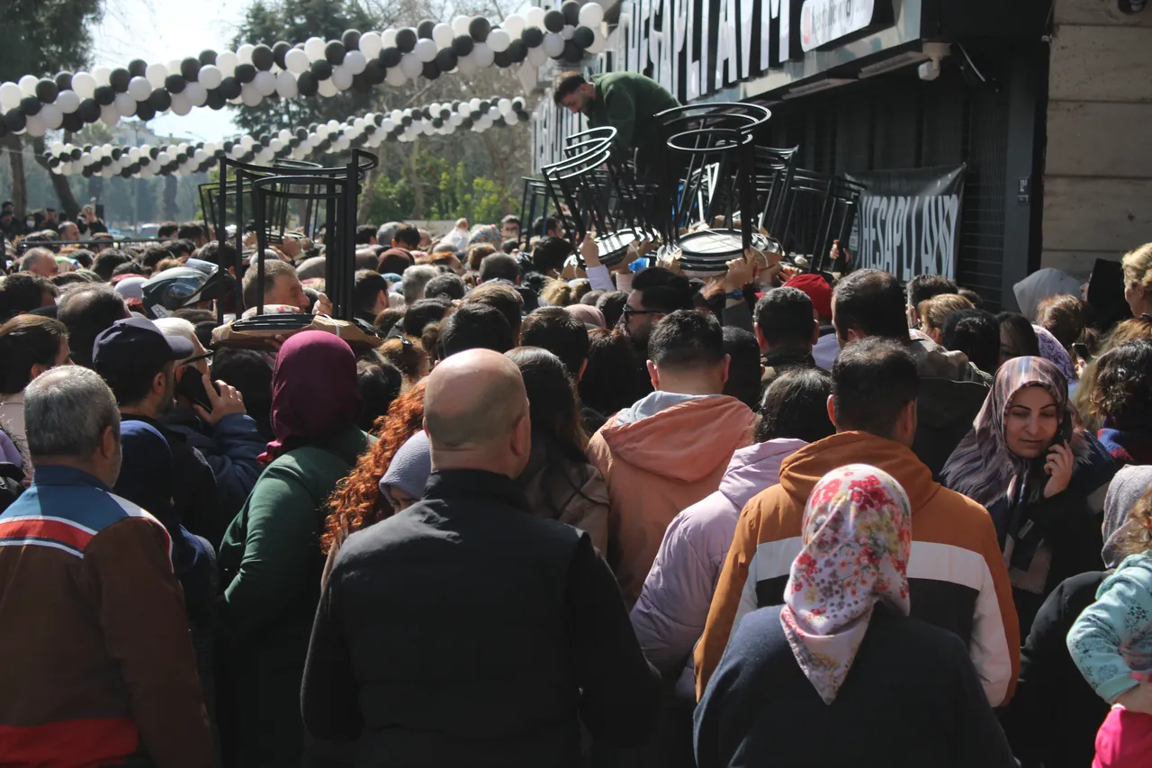 İndirime koşup birbirlerini ezdiler! İzdihamda bayılanlar hastanelik oldu