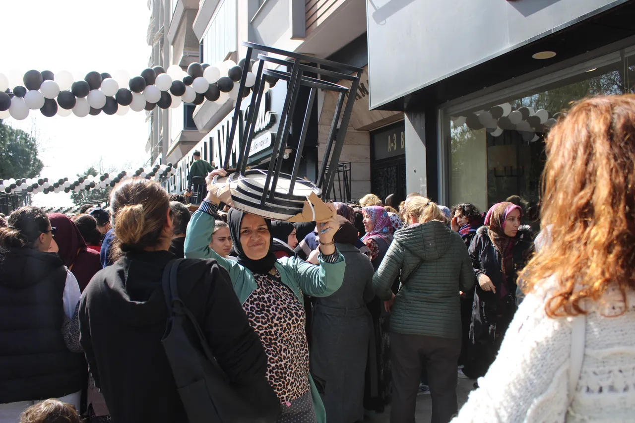 İndirime koşup birbirlerini ezdiler! İzdihamda bayılanlar hastanelik oldu