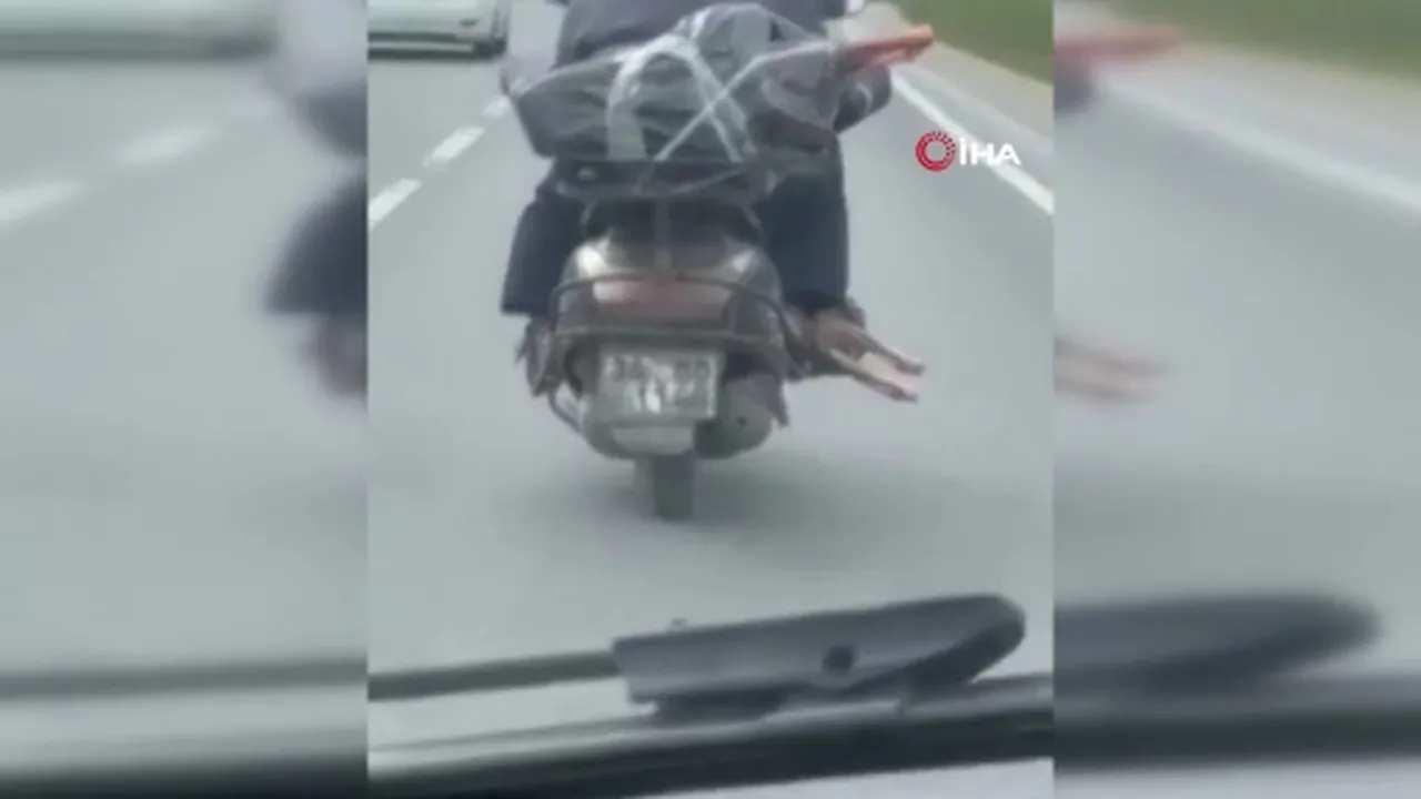 İstanbulda gıda terörü: Motorcu ayağının altında et taşıdı