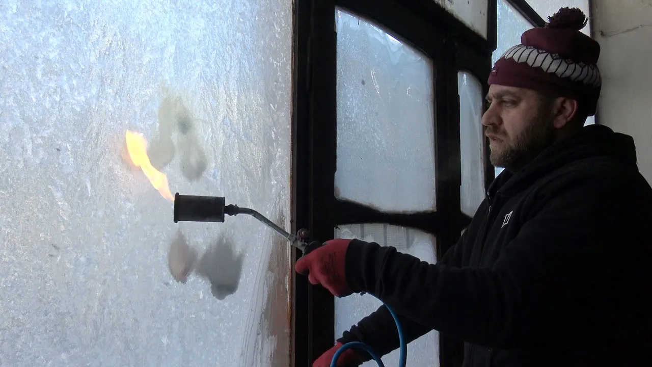 Kars buz tuttu! Vatandaş camları pürmüzle açtı