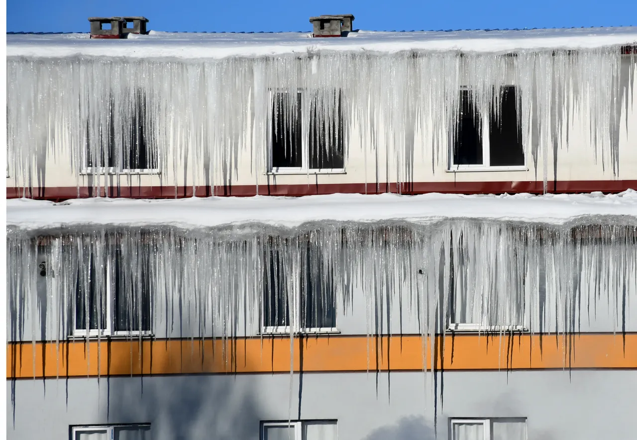 Kars buz tuttu! Vatandaş camları pürmüzle açtı
