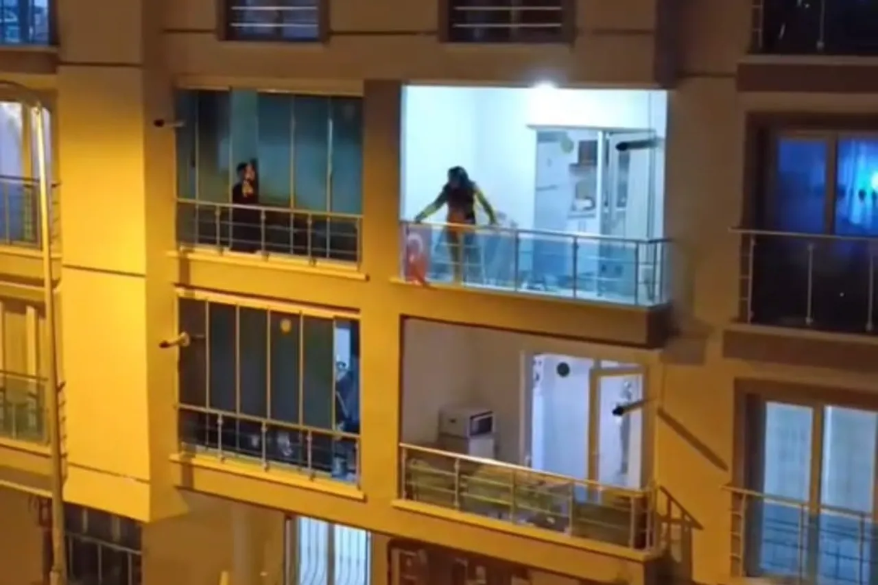 Küfürler savurdu! Sinir krizi geçiren kadın eline ne geçtiyse yola fırlattı