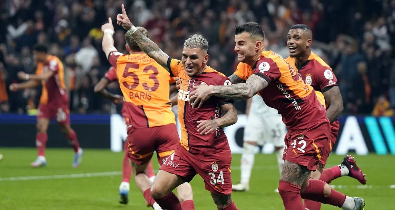 Torreira, Galatasaray'da 3 Süper Lig şampiyonluğu yaşadı.