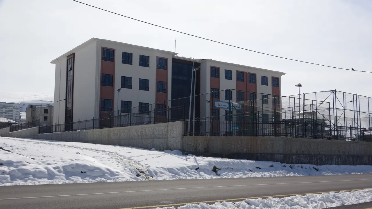 Okul basıp ilkokul öğrencisini darbeden veliye 'çocuklar' engel oldu: Skandal görüntüler!