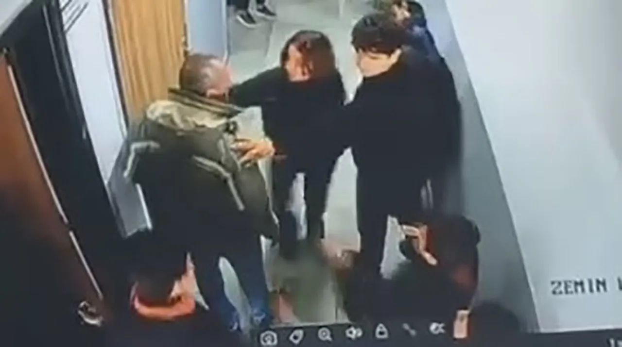Okul basıp ilkokul öğrencisini darbeden veliye 'çocuklar' engel oldu: Skandal görüntüler!
