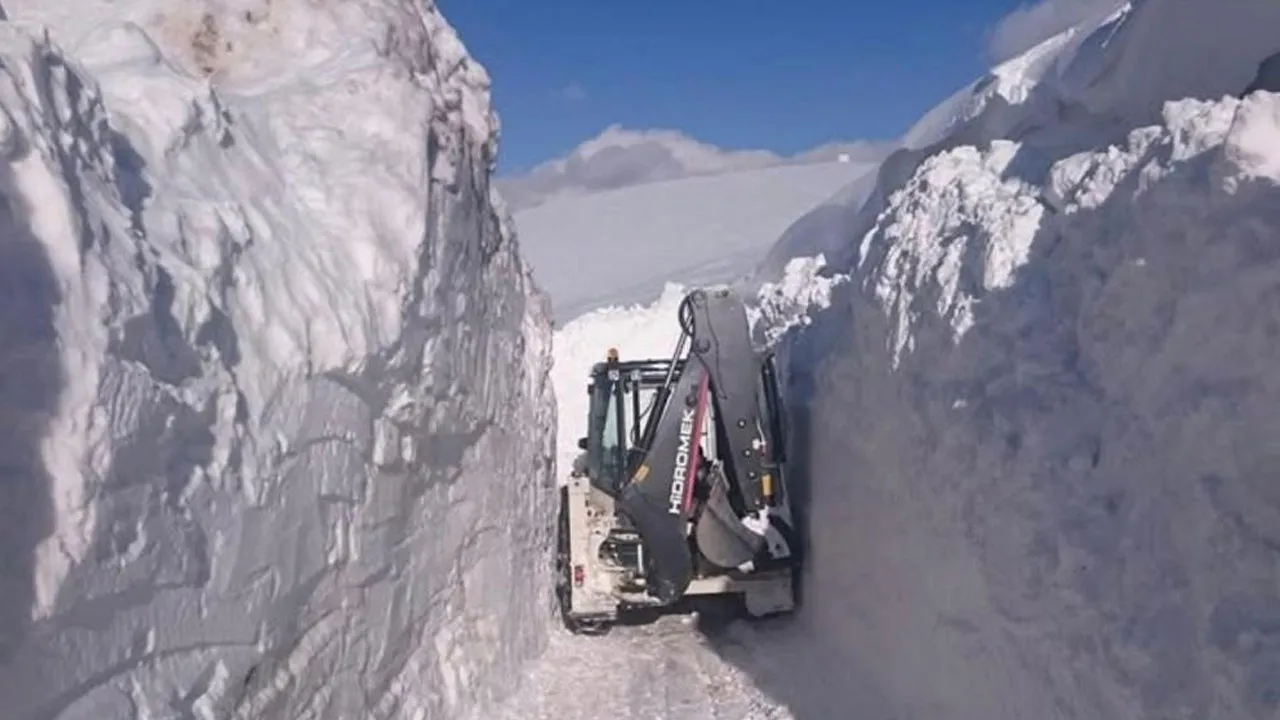3 metrelik kar tünelinde zorlu mesai! Gecelerini gündüzlerine katıyorlar
