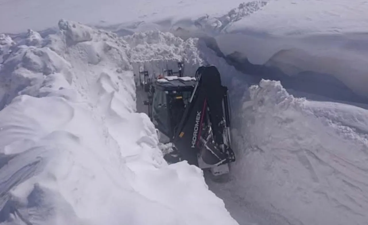 3 metrelik kar tünelinde zorlu mesai! Gecelerini gündüzlerine katıyorlar
