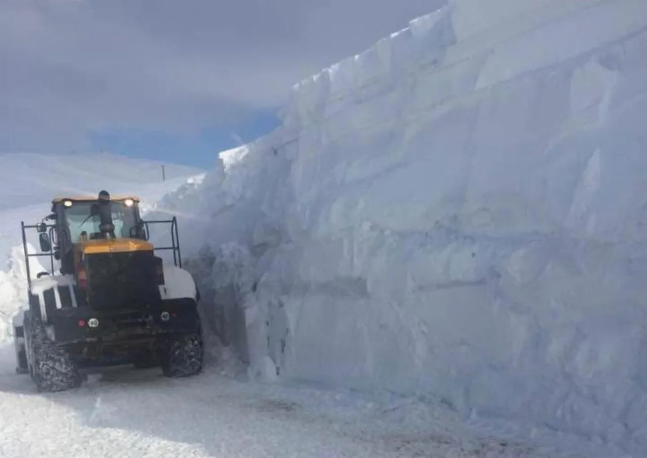 3 metrelik kar tünelinde zorlu mesai! Gecelerini gündüzlerine katıyorlar