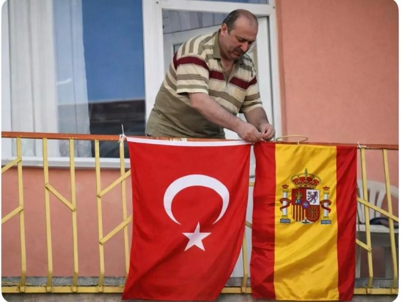 Akdeniz’de Türkiye-İspanya rüzgârı! Bayrak asan amca bu sefer İspanya için balkonda