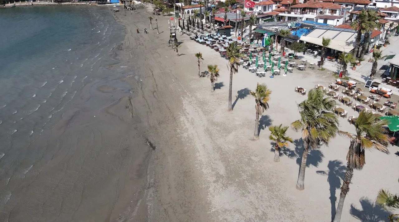 Akyaka'da deniz suyu çekildi, kumsal yürüyüş yoluna döndü