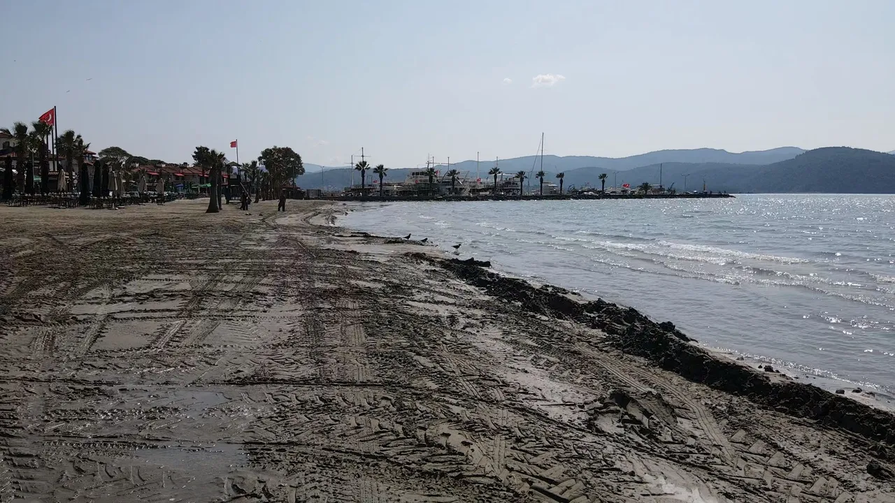 Akyakada deniz suyu çekildi, kumsal yürüyüş yoluna döndü