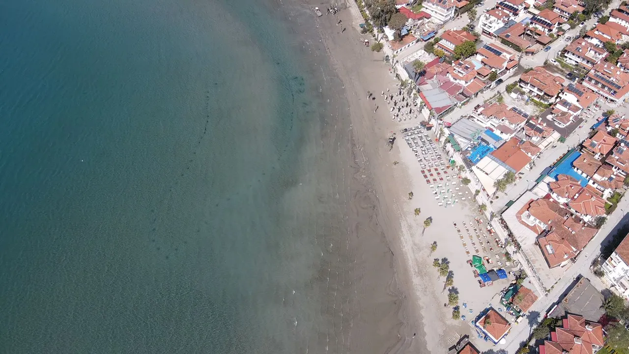 Akyakada deniz suyu çekildi, kumsal yürüyüş yoluna döndü