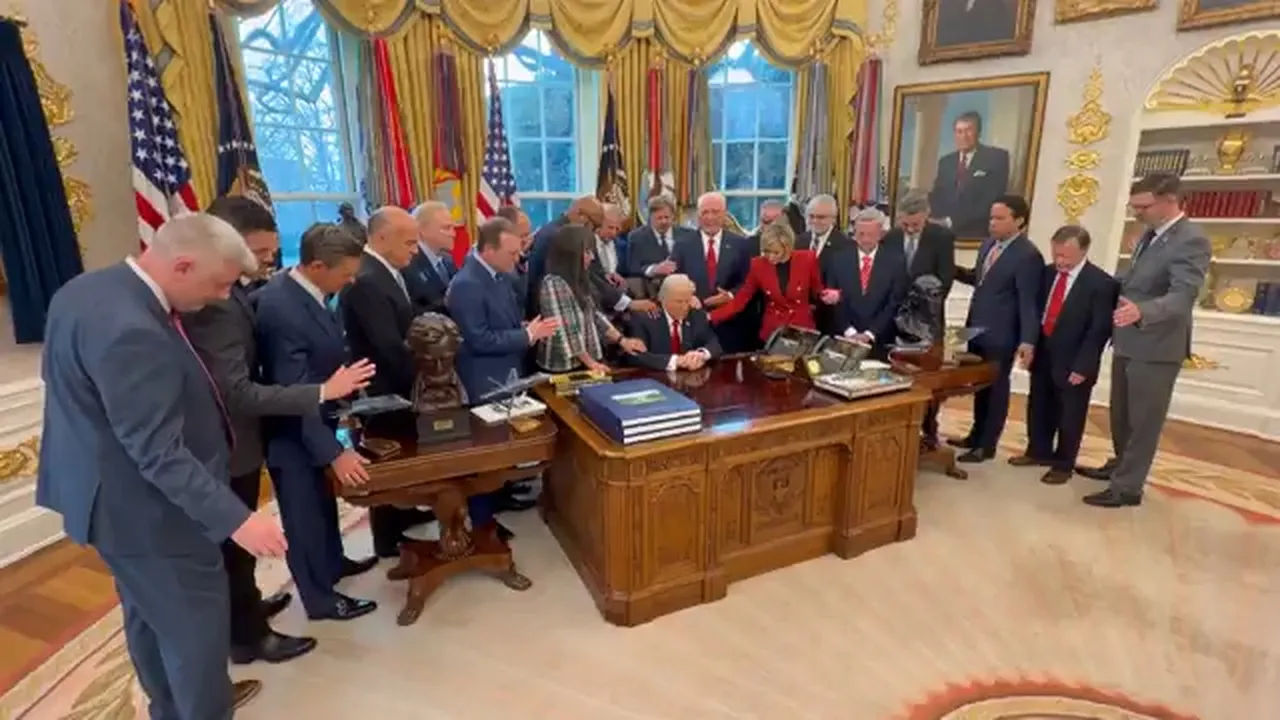 Beyaz Saray'dan gelen görüntüler olay oldu! Savaşın 7. gününde Trump için dua seansı düzenlediler