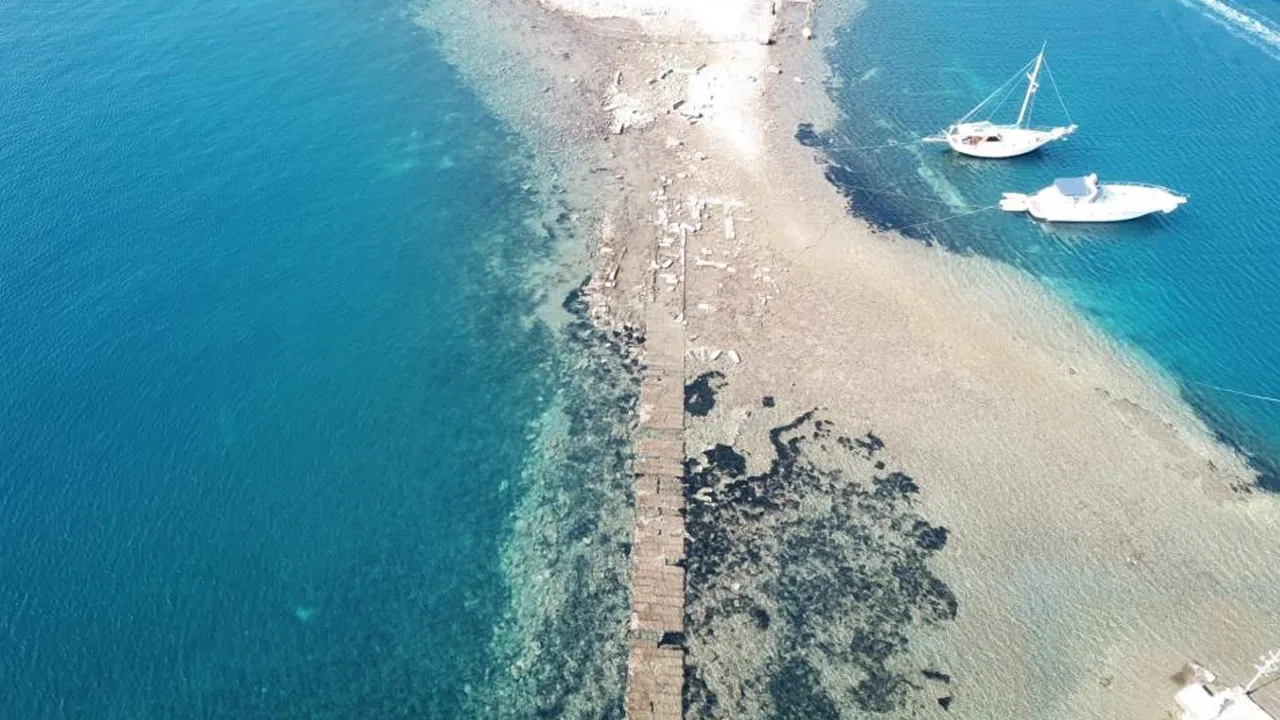 Bodrum'da deniz aniden çekildi! 3 bin 500 yıllık kral yolu ortaya çıktı
