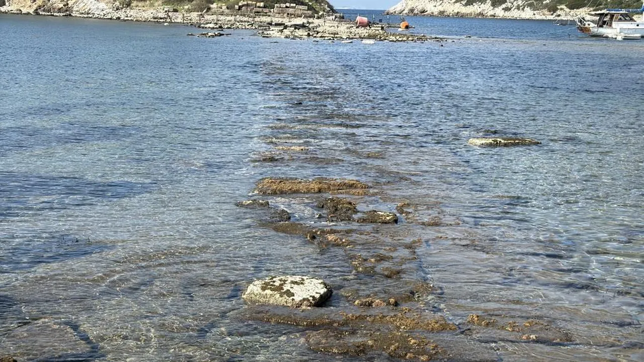 Bodrum'da deniz aniden çekildi! 3 bin 500 yıllık kral yolu ortaya çıktı