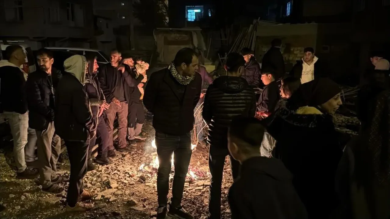 Diyarbakır'da 8 katlı bir bina gece yarısı tahliye edildi! Çıkan sesler insanları sokağa döktü