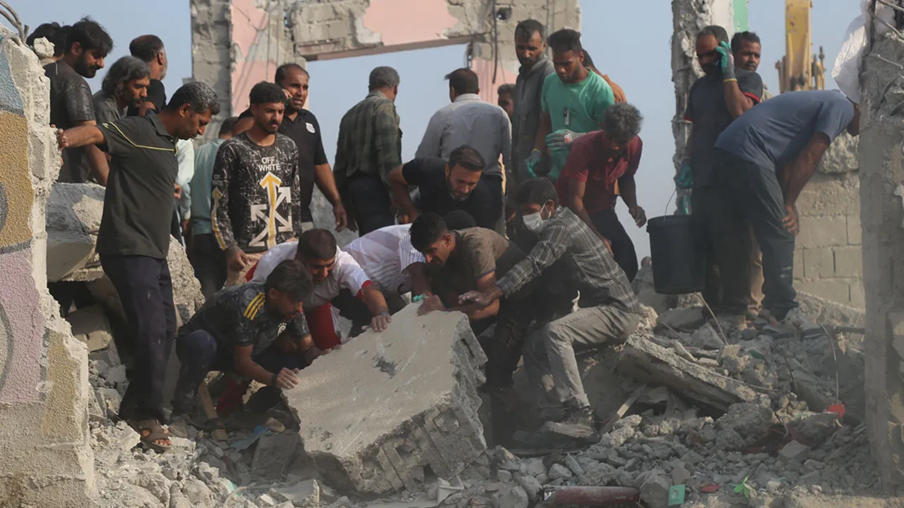 İran'da acil durum merkezi vuruldu! Çok sayıda can kaybı var