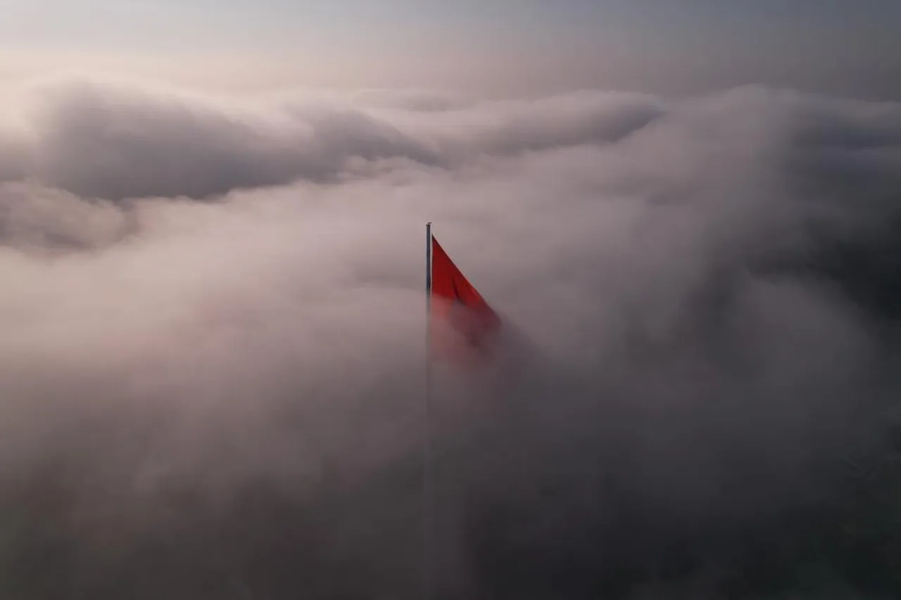 İstanbul güne sisle uyandı! Şehrin simgelerinde görsel şölen oluştu