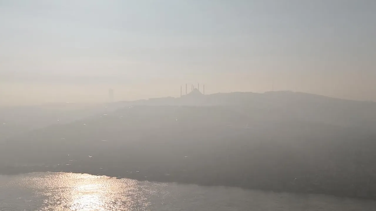 İstanbul güne sisle uyandı! Şehrin simgelerinde görsel şölen oluştu