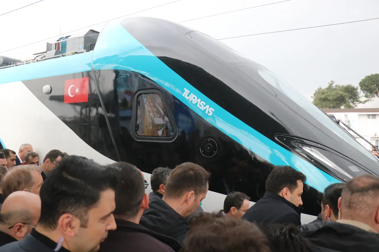 Milli elektrikli hızlı tren raylara çıktı!