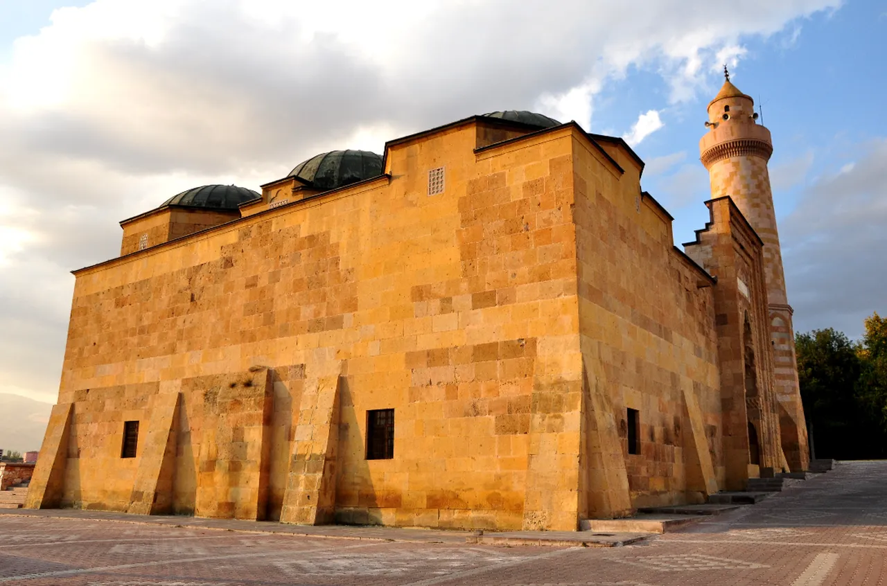 Niğde’nin 8 asırlık mücevheri: Alaeddin Camii meraklılarını bekliyor