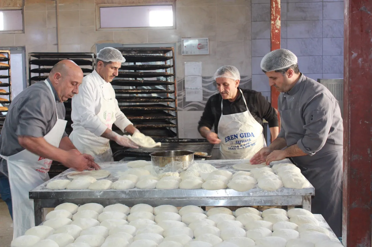 Öğrenciler aylık 20 bin TL kazanıyor! Bu okulda günde 7 bin ekmek üretiliyor