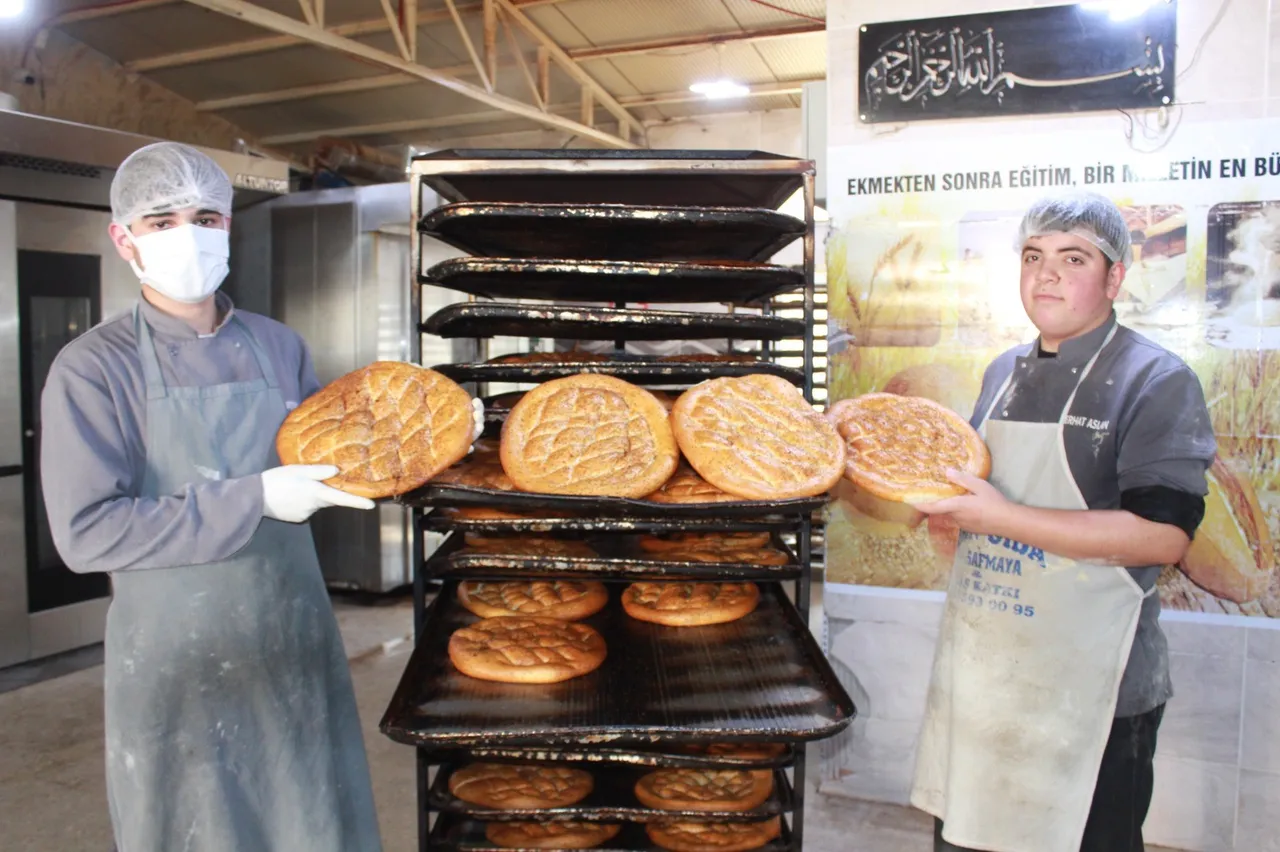 Öğrenciler aylık 20 bin TL kazanıyor! Bu okulda günde 7 bin ekmek üretiliyor