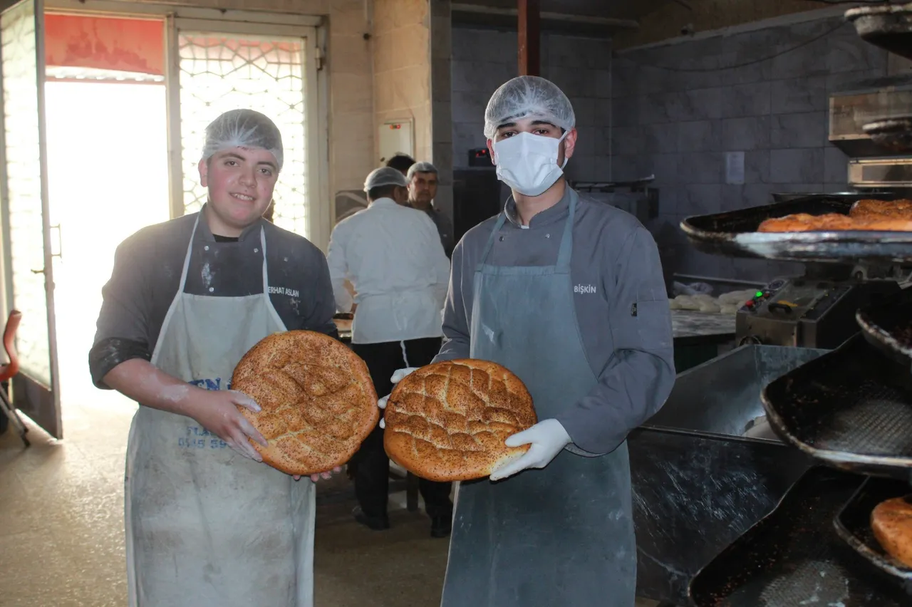 Öğrenciler aylık 20 bin TL kazanıyor! Bu okulda günde 7 bin ekmek üretiliyor