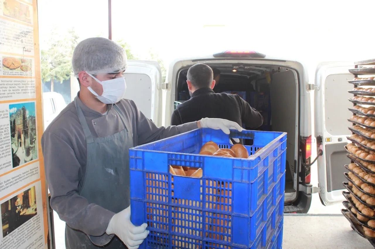 Öğrenciler aylık 20 bin TL kazanıyor! Bu okulda günde 7 bin ekmek üretiliyor