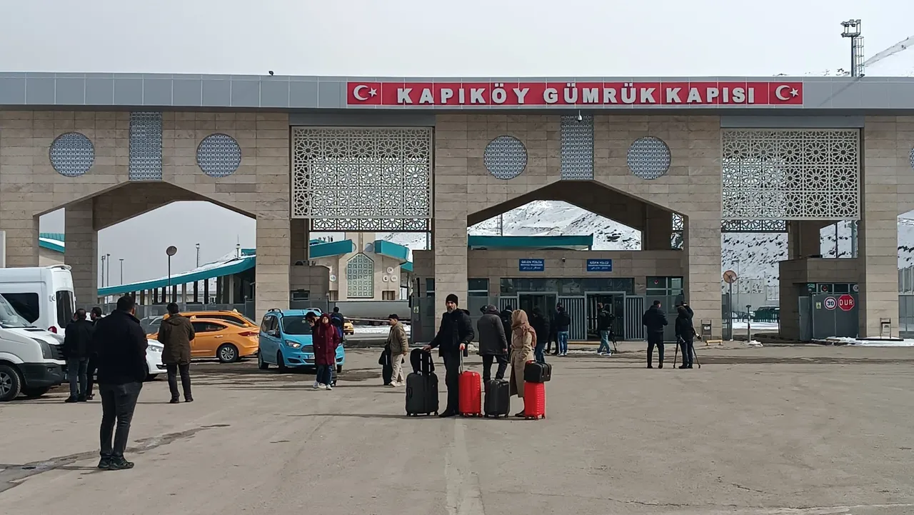 "Önce vatanım ve toprağım"...  İranlılar ülkelerine destek olmak için sınıra koşuyor