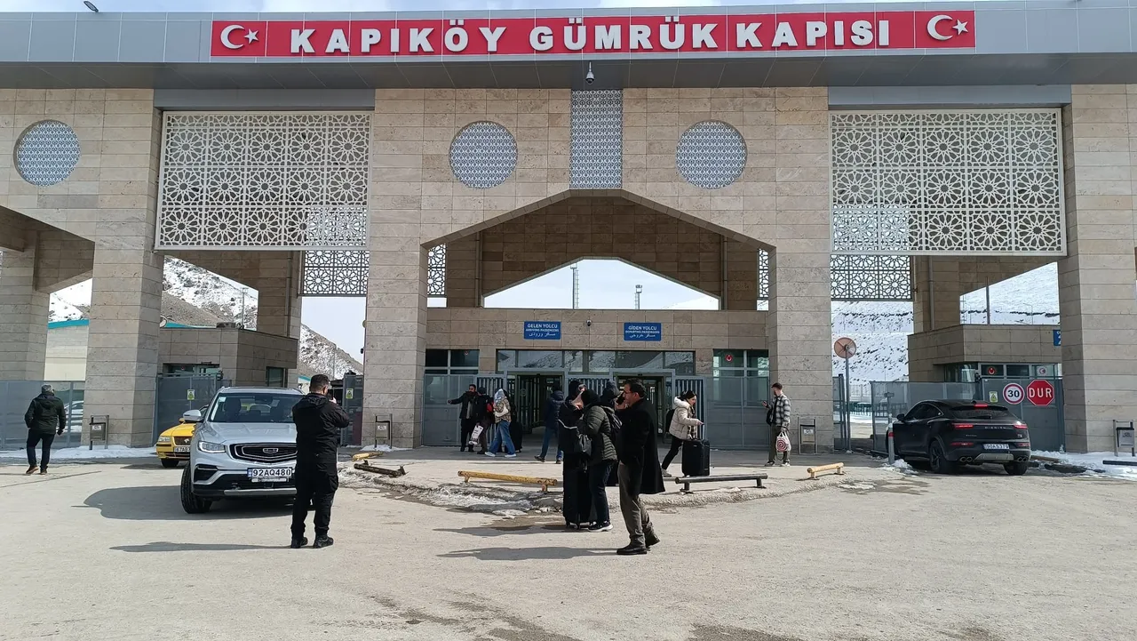 "Önce vatanım ve toprağım"...  İranlılar ülkelerine destek olmak için sınıra koşuyor