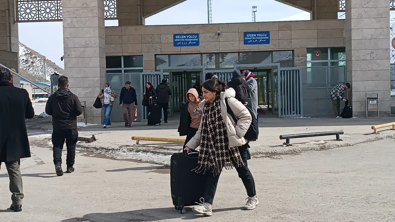 "Önce vatanım ve toprağım"...  İranlılar ülkelerine destek olmak için sınıra koşuyor