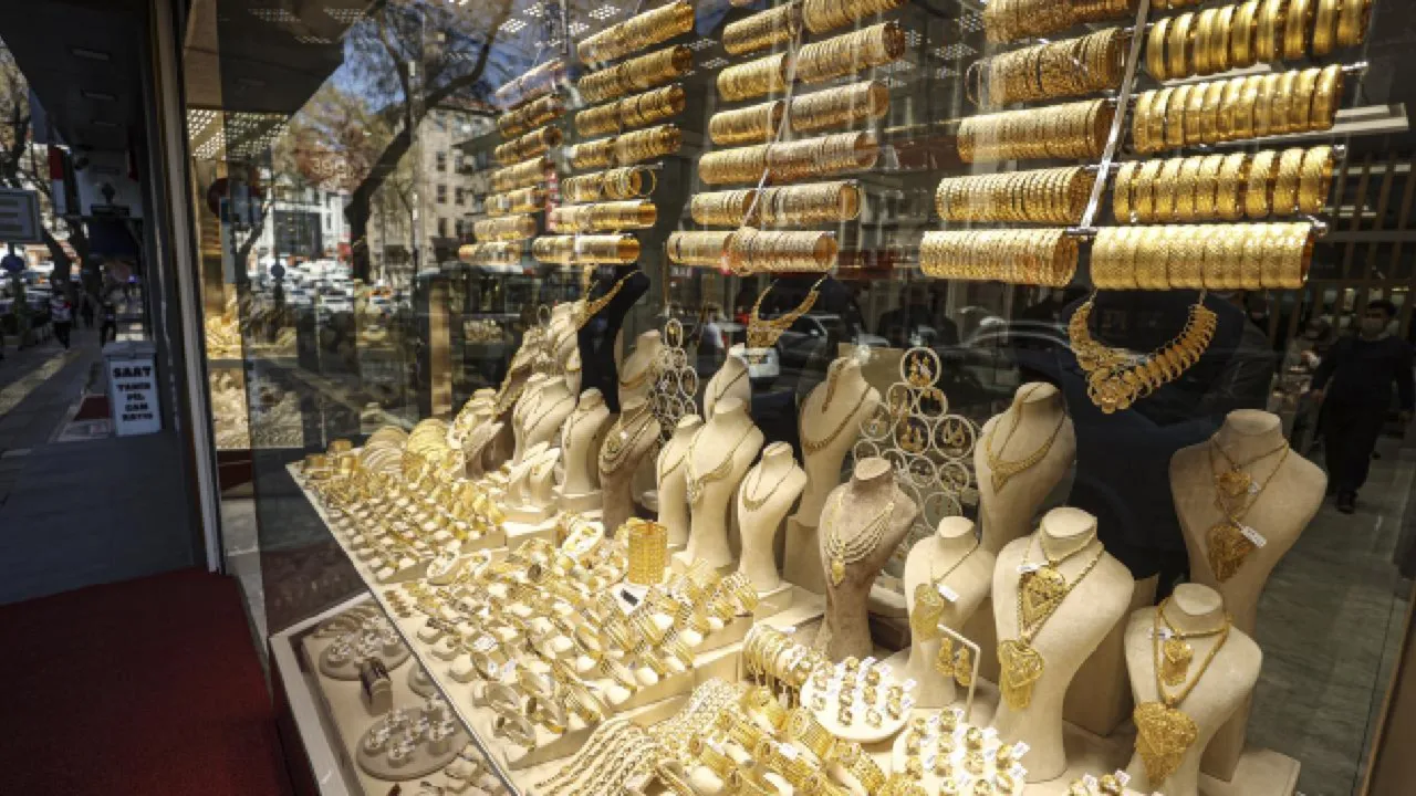 Savaş çıktı, altın düştü: Uzman isim 2 kritik eşiği işaret edip 'yeni zirve'yi açıkladı