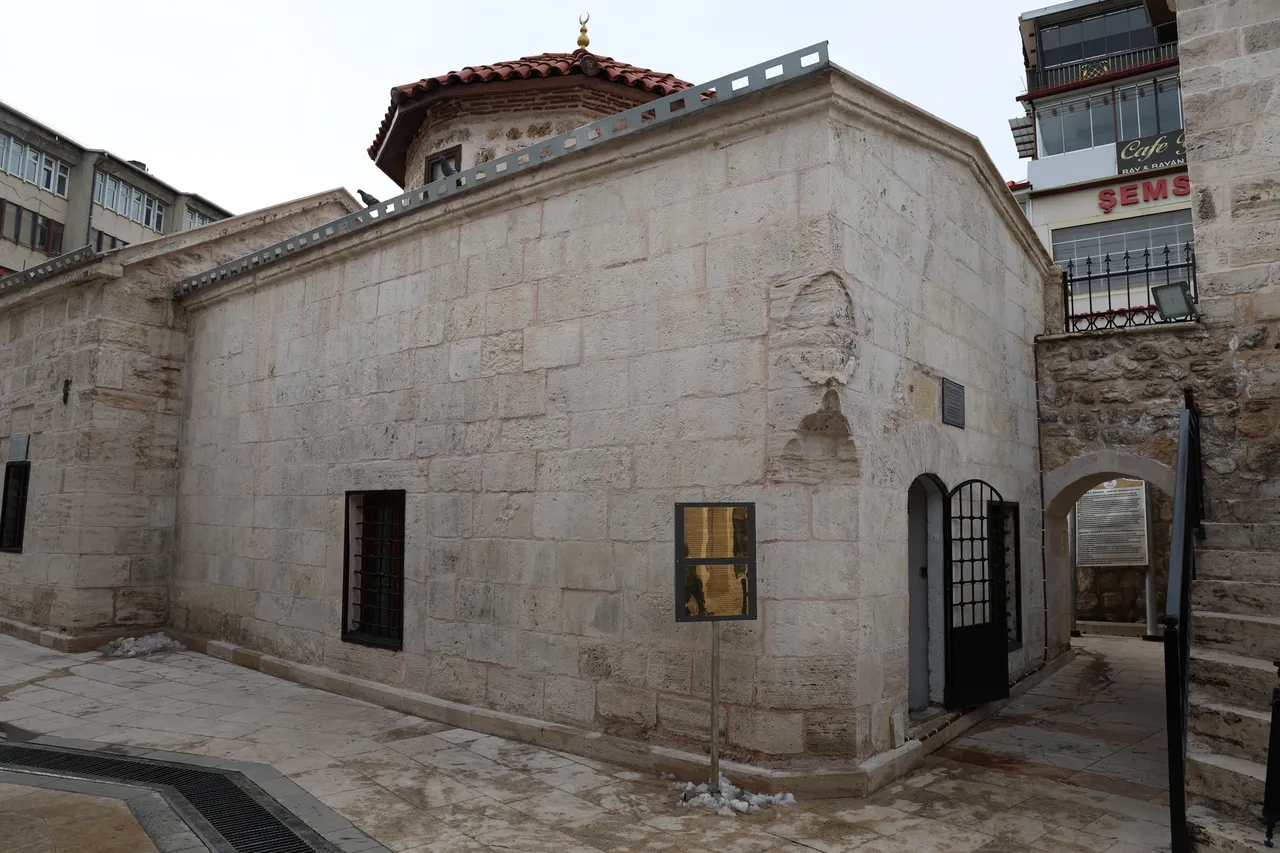 Sivas’ın manevi muhafızı  Kara Şems : Üç büyük Şems’ten birinin türbesinde Ramazan bereketi