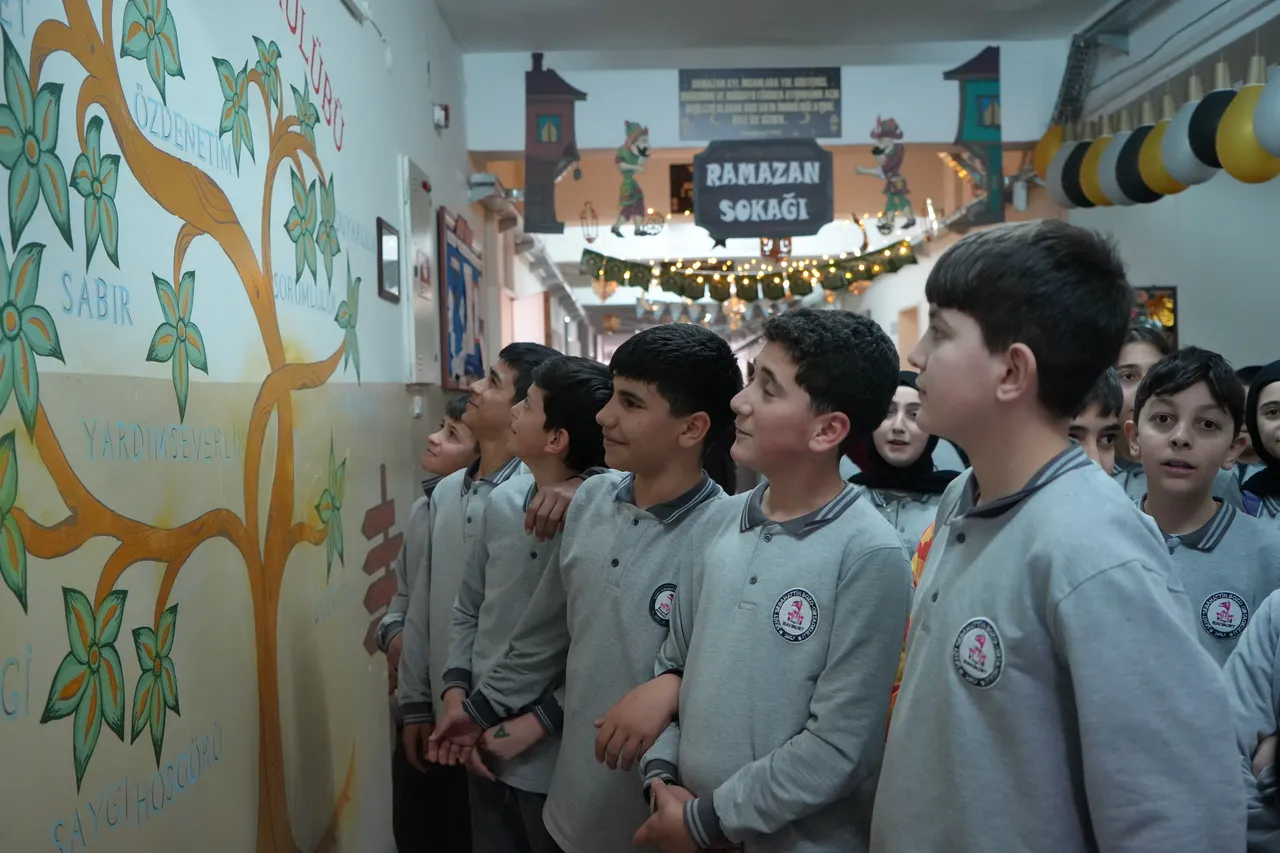 Teneffüs zili sustu, ilahiler yükseldi: Bayburtta bir okulda  Ramazan Sokağı  kuruldu