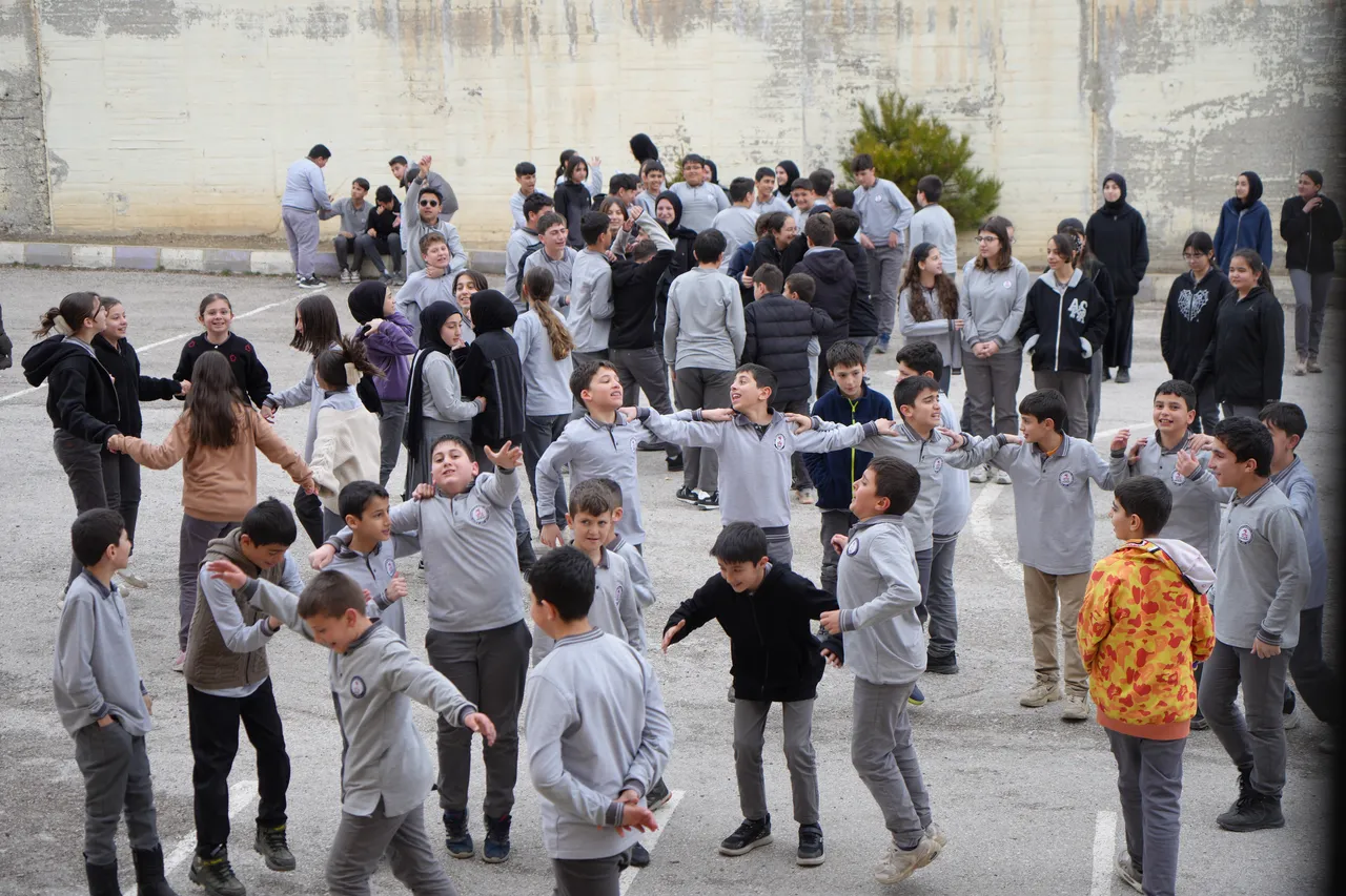 Teneffüs zili sustu, ilahiler yükseldi: Bayburtta bir okulda  Ramazan Sokağı  kuruldu
