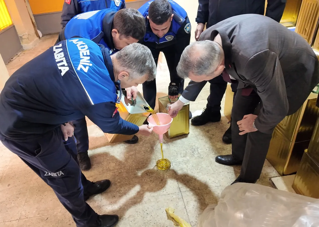 Teneke teneke doldurmuşlar! Vatandaşa satılacak 4,5 ton sahte yağ imha edildi