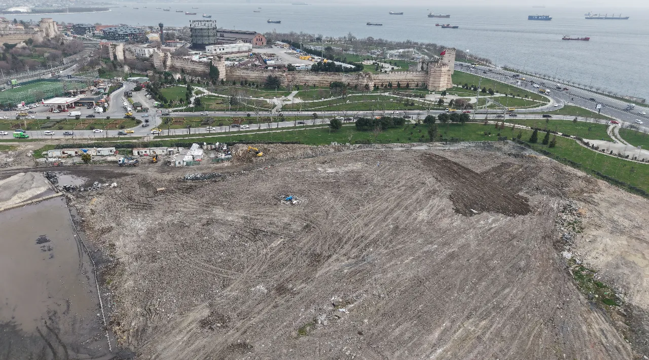 Tepki çeken manzara son buluyor: Tarihi Kazlıçeşme Meydanı’nda bulunan moloz yığınları kaldırılıyor