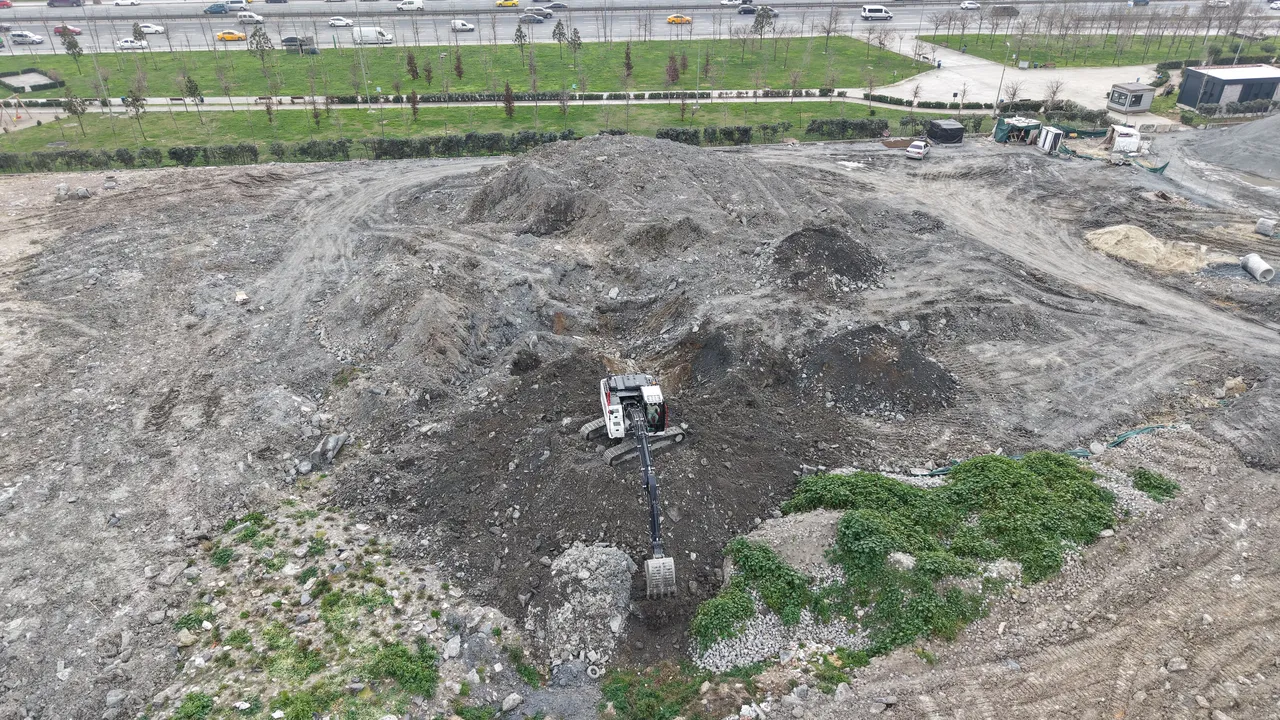 Tepki çeken manzara son buluyor: Tarihi Kazlıçeşme Meydanı’nda bulunan moloz yığınları kaldırılıyor