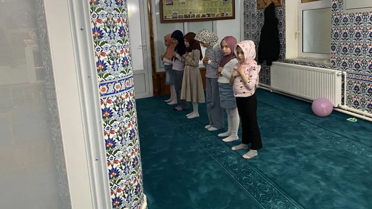 Teravih namazına giden çocuklara sürpriz! 