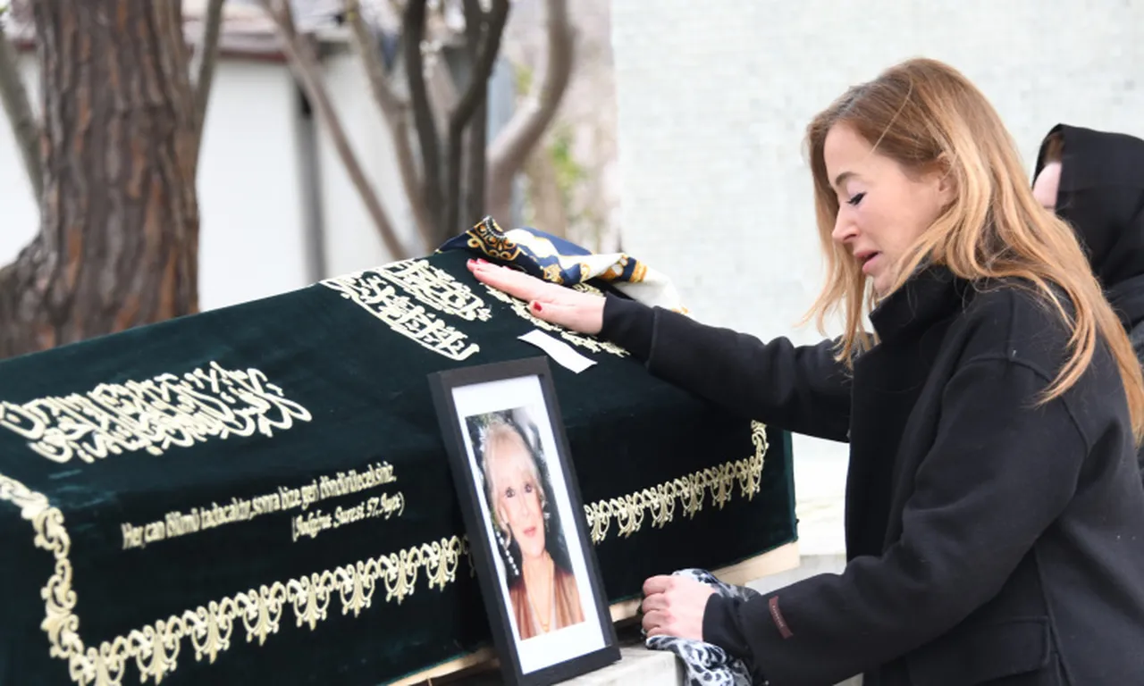 Ünlülerin menajerine büyük şok… Annesinin ölümündeki korkunç gerçeği kamera kayıtlarında gördü