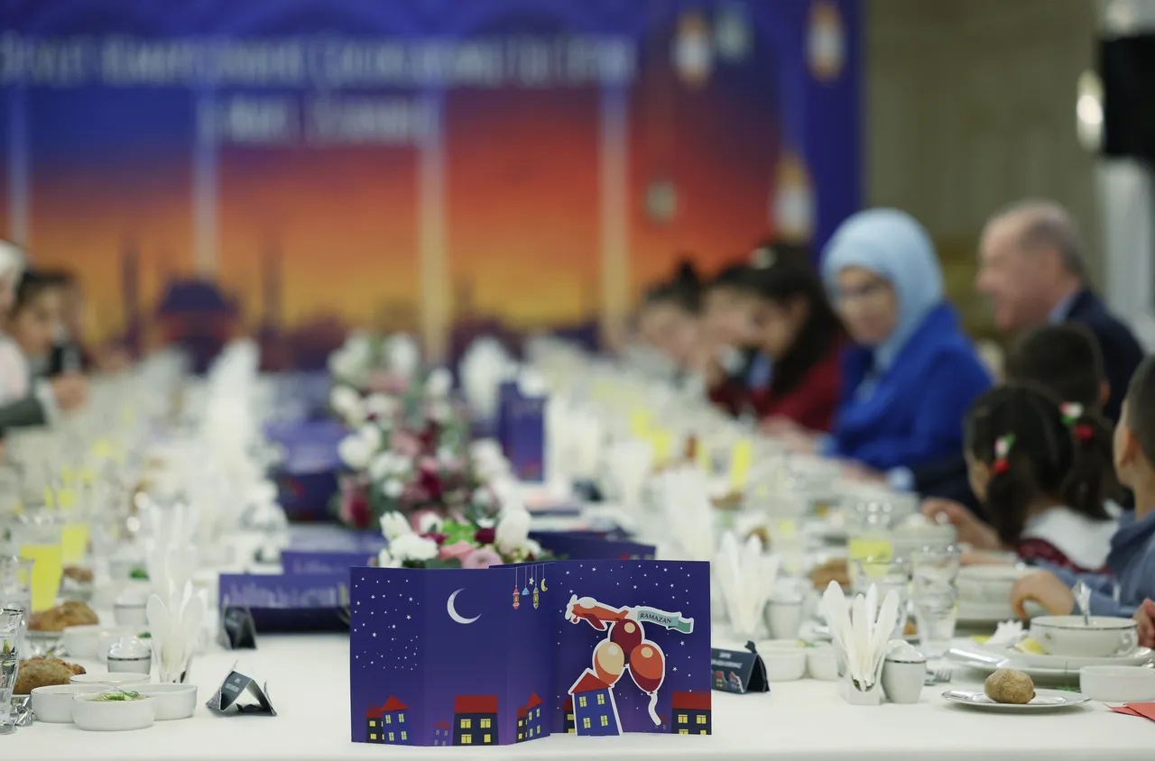 Vahdettin Köşkünde duygulandıran anlar! Çocuklardan Erdoğana doğum günü sürprizi