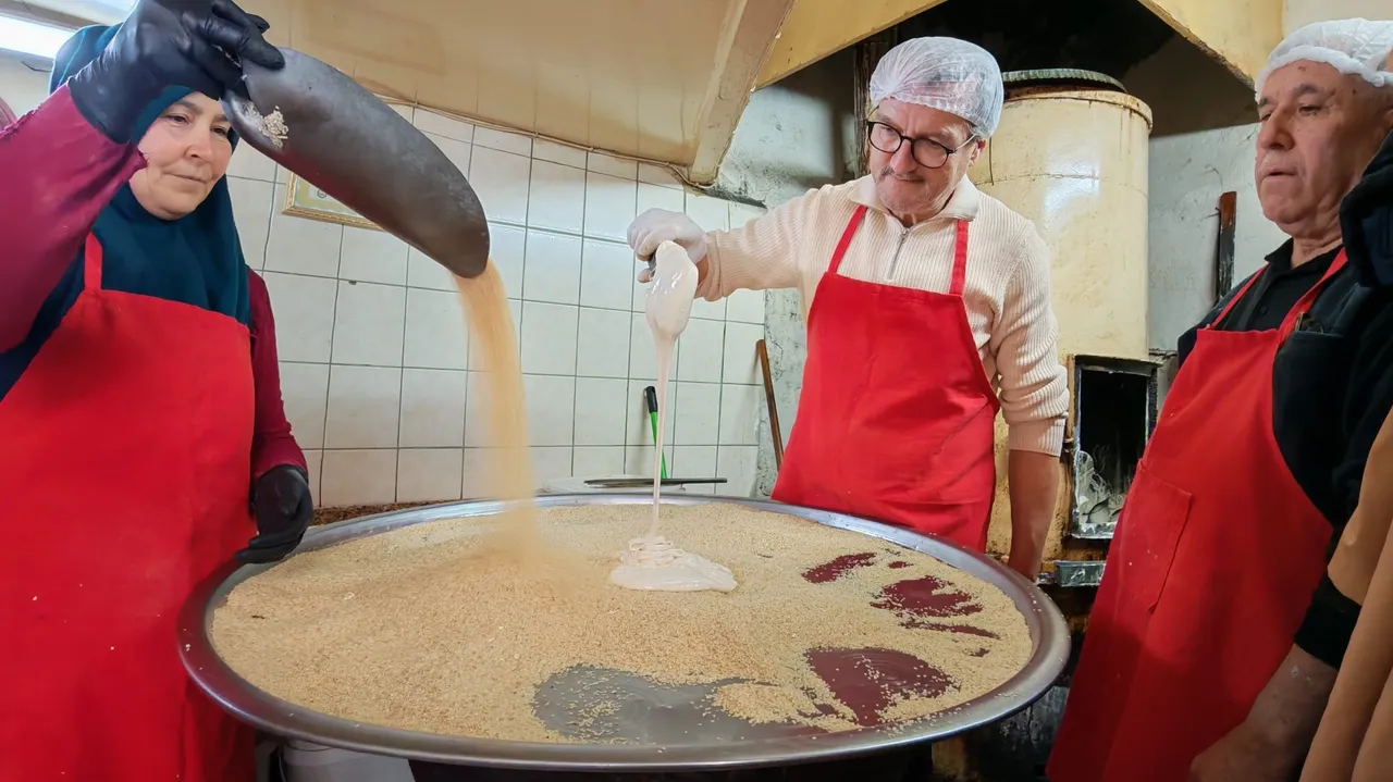75 yıllık Ramazan geleneği sürdürülüyor: Susamlı helva tezgahlarda