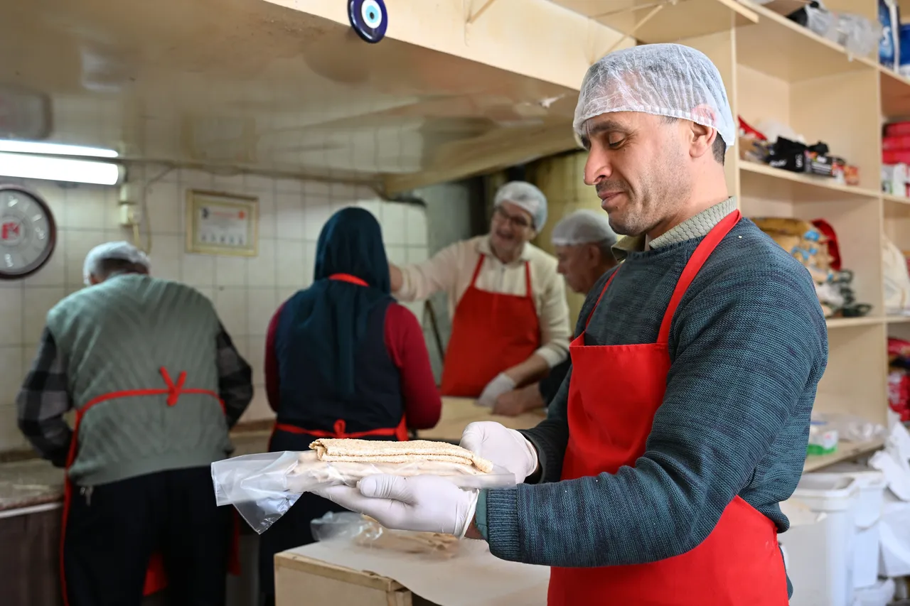 75 yıllık Ramazan geleneği sürdürülüyor: Susamlı helva tezgahlarda