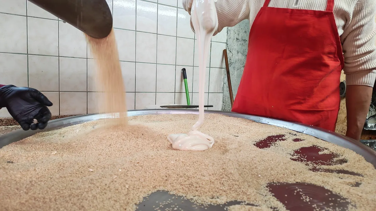 75 yıllık Ramazan geleneği sürdürülüyor: Susamlı helva tezgahlarda