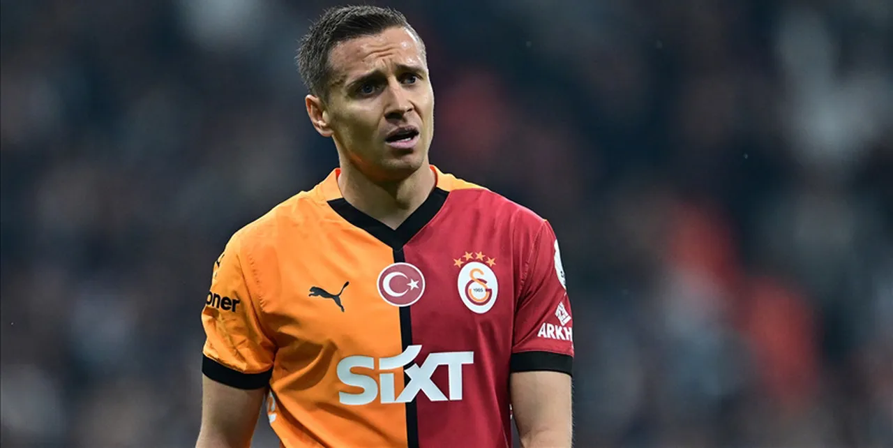 Przemyslaw Frankowski, VAR incelemesinin ardından 36'ncı dakikada direkt kırmızı kart görmüştü.