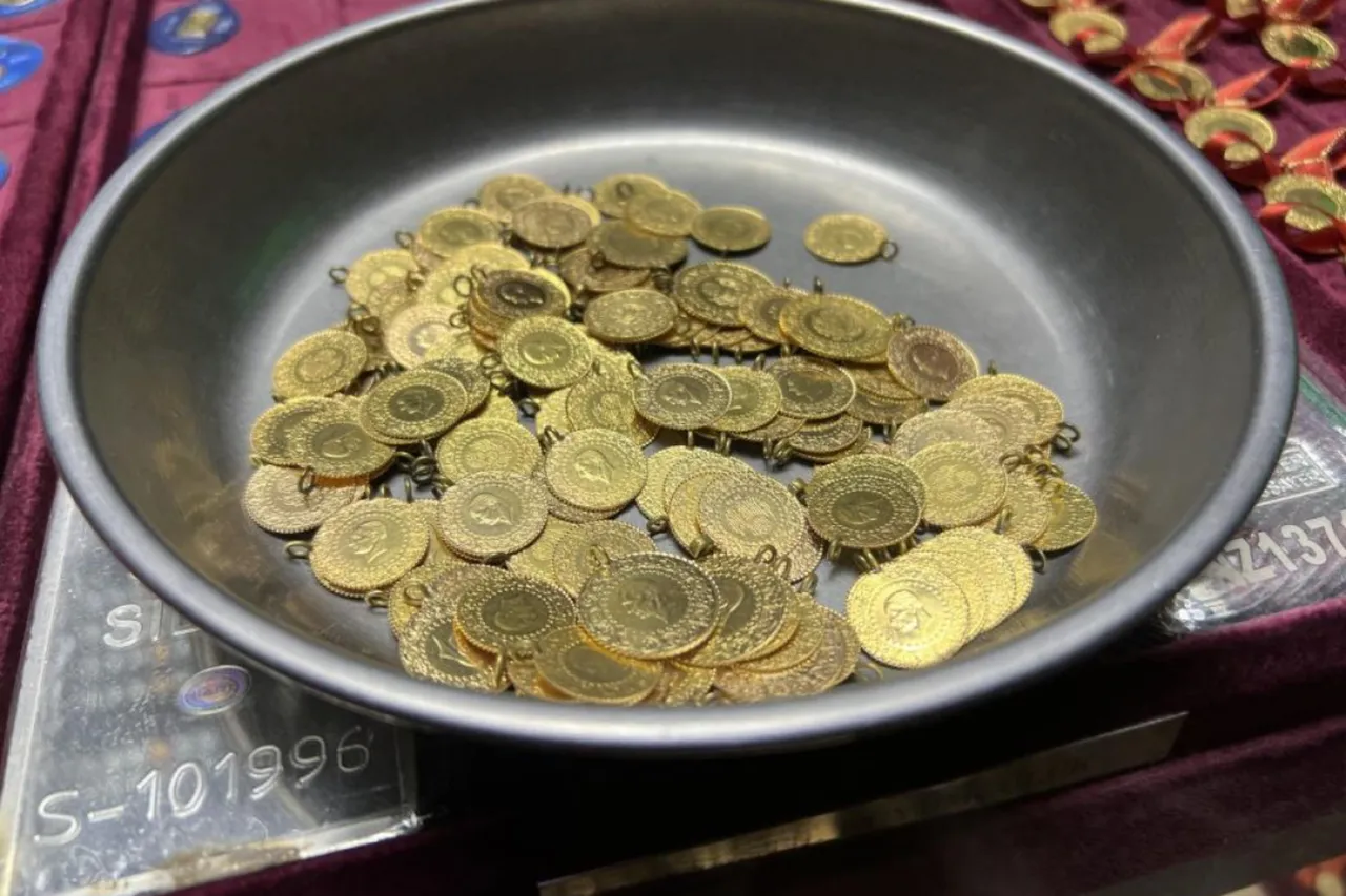 Altın yatırımcısına kritik mesaj: İslam Memiş hem 'fırsat' dedi hem uyardı!