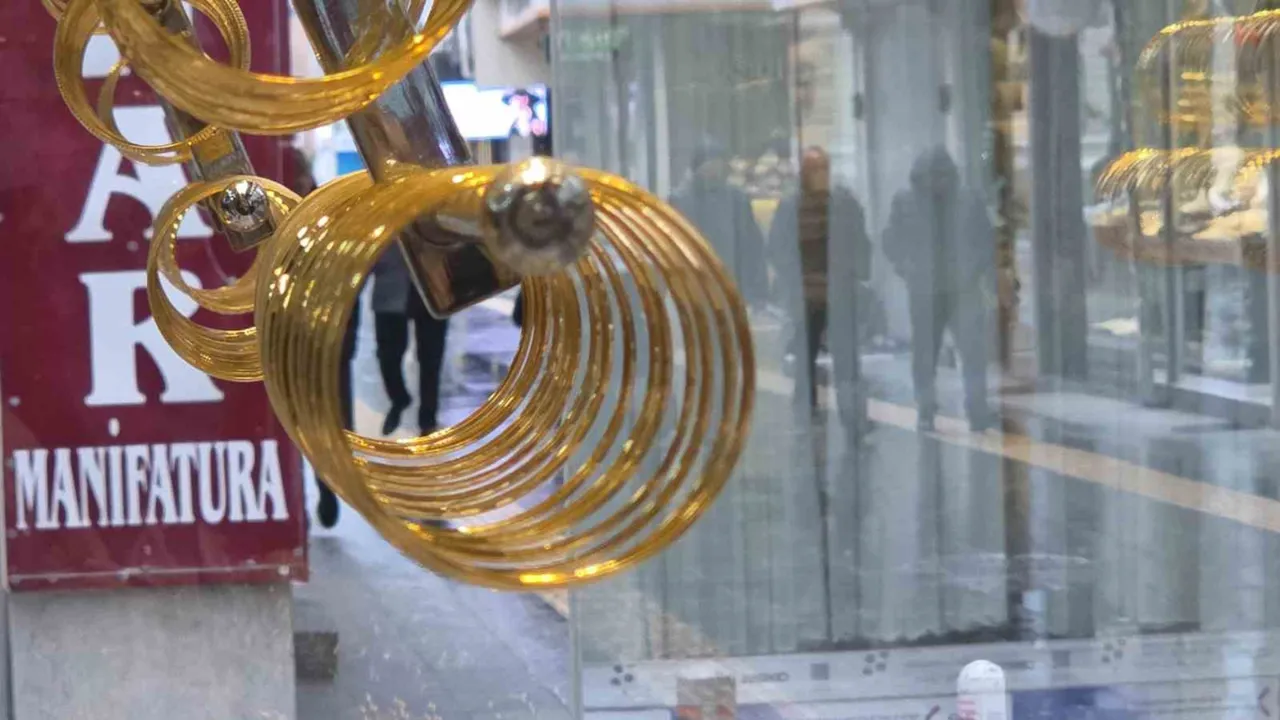 Altın yatırımcısına kritik mesaj: İslam Memiş hem 'fırsat' dedi hem uyardı!