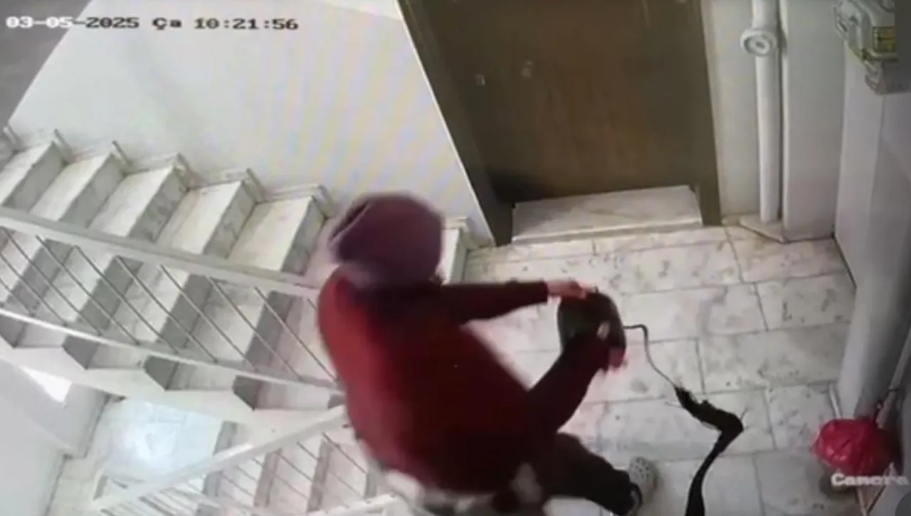 Apartmanda komşu terörü: Kapılara dışkı sürüyor, binadakilere biber gazı sıkıyor