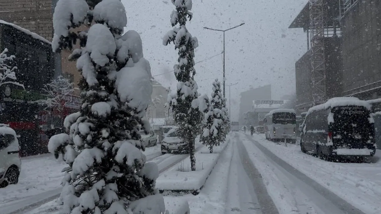Bahar beklenirken her yer beyaza büründü: O ilçede kar kalınlığı 40 santimetreyi buldu